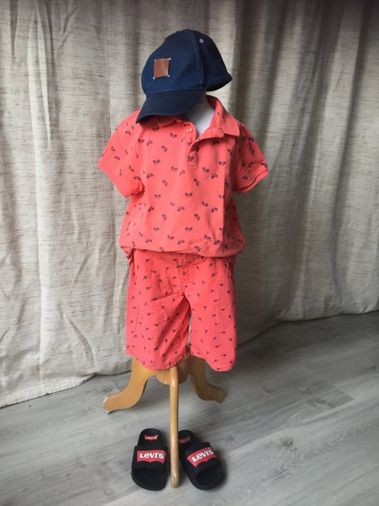 Tenue rouge pour enfant à la friperie de Vic-sur-Cère