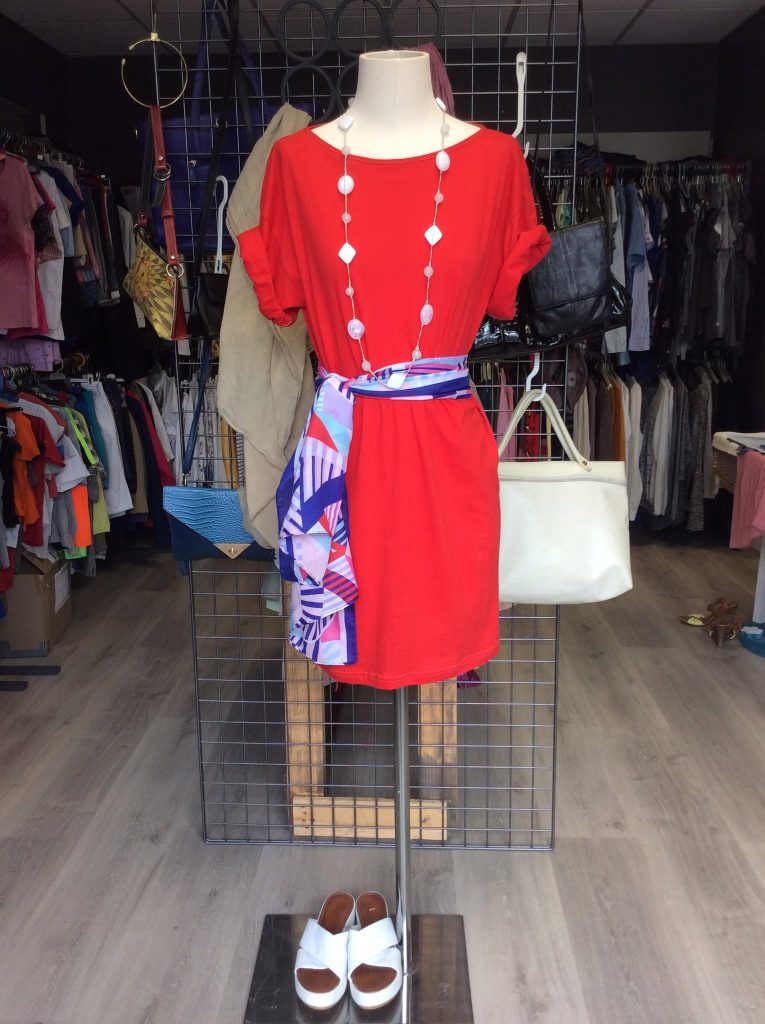 Robe rouge à la friperie de Vic-sur-Cère