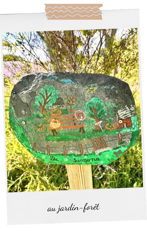 Le jardin de Simone, nom du jardin-forêt sur un panneau peint à la main