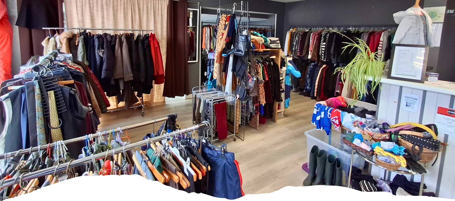 L'intérieur de la friperie de Carladès en transition